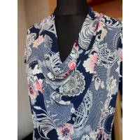 Bluzka z lejącym dekoltem typu woda - wzory florystyczne